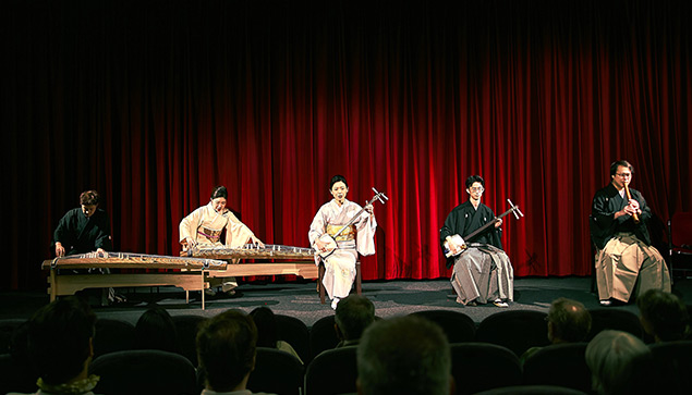 三曲チームの5名 地歌《松竹梅》の演奏