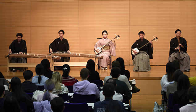 5名全員による地歌《松竹梅》の演奏