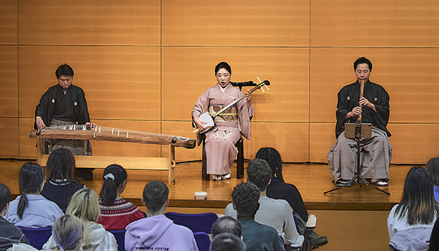 地歌《御山獅子》の演奏